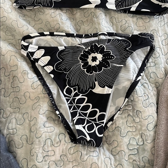 Tommy Hilfiger Floral Black and White Swim Set - Picture 3 of 5
